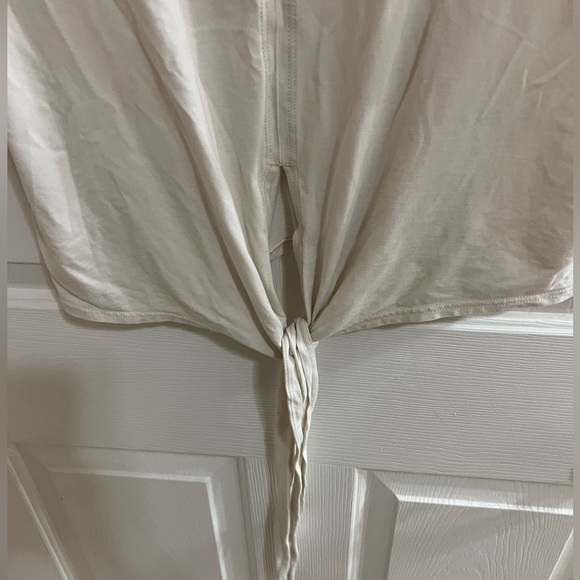 Women’s Lululemon Short Sleeve Shirt with Tie Wrap Size 6 - Picture 5 of 8